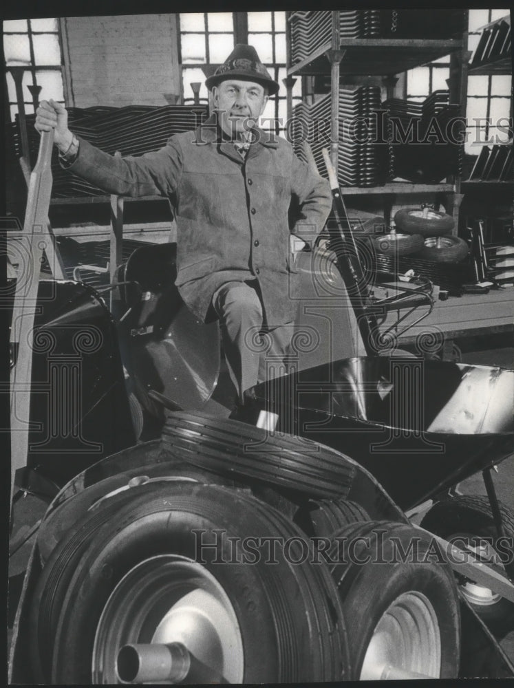 1977 Press Photo Jay Reynolds Jr. of Sterling Handling Equipment, Milwaukee - Historic Images