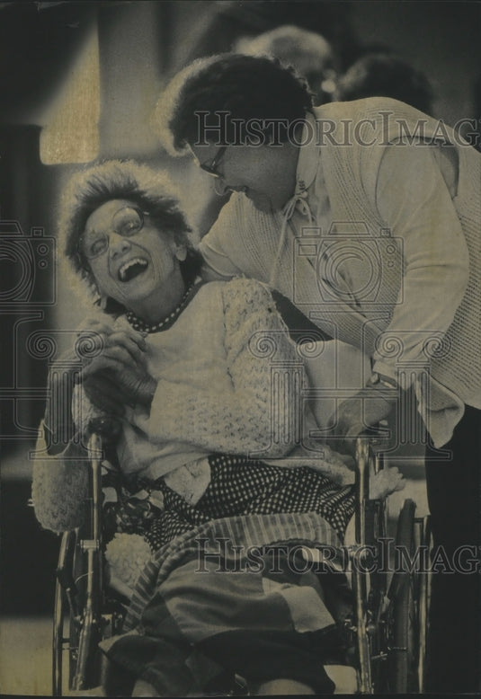 1986 Press Photo Tillie Cherney hugs Josephine Bawlowski at Mount Carmel Center - Historic Images