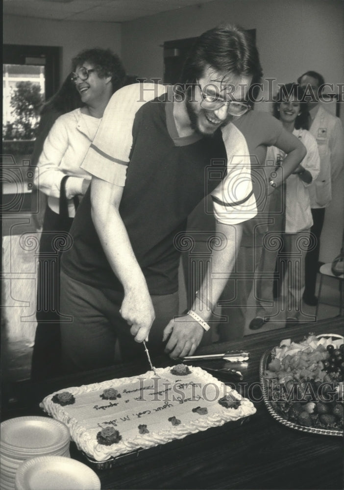 1987 Press Photo Michael Nordby celebrates leaving Saint Luke&#39;s Hospital - Historic Images