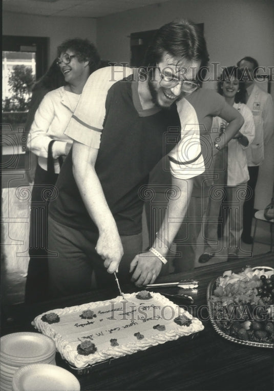 1987 Press Photo Michael Nordby celebrates leaving Saint Luke's Hospital - Historic Images