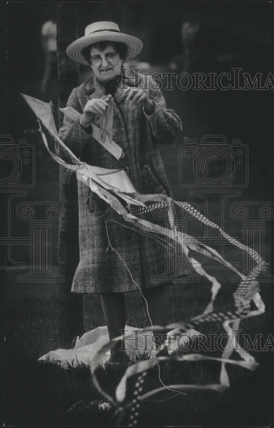 1978 Press Photo Elma Mots with her kite at the McKinley landfill - mjb73649 - Historic Images