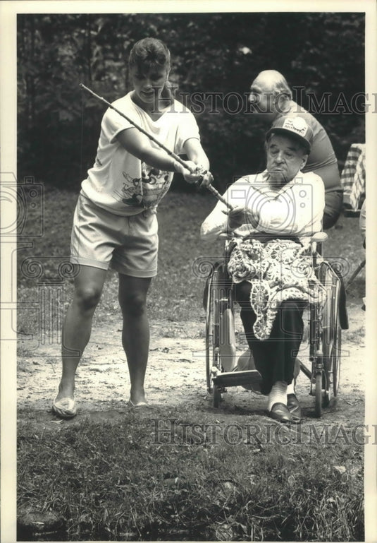 1987 Press Photo John Gurich at Cedar Springs Trout Ranch in Sheboygan County - Historic Images