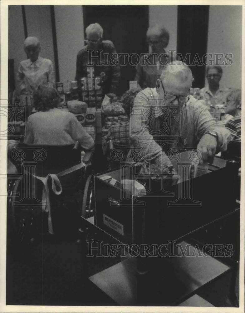 1983 Press Photo Wally Braatz and Mount Carmel Nursing Home&#39;s Handi-Helpers - Historic Images