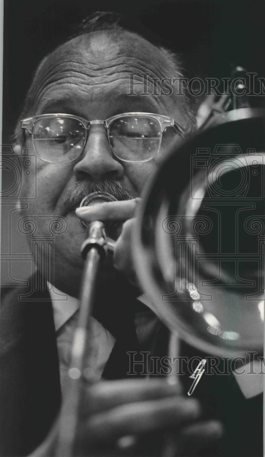 1984 Press Photo Andy Anderson at Mount Carmel Health Care Center, Milwaukee - Historic Images