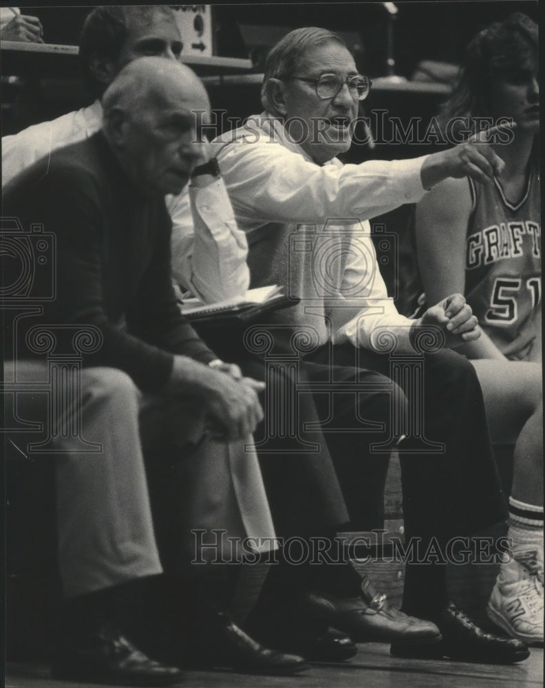 1986 Press Photo Coach Jack Nagle on the sidelines at a basketball game - Historic Images