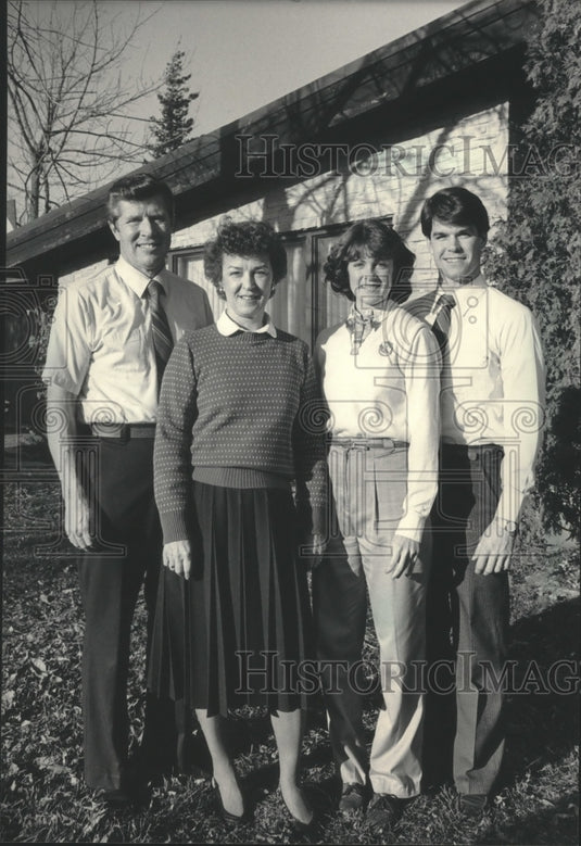 1984 Press Photo Robert Nolan with wife Mary and family, South Milwaukee home - Historic Images