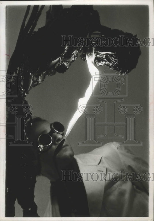 1967 Press Photo Sculpture Giuseppe Gendili working on his latest piece - Historic Images