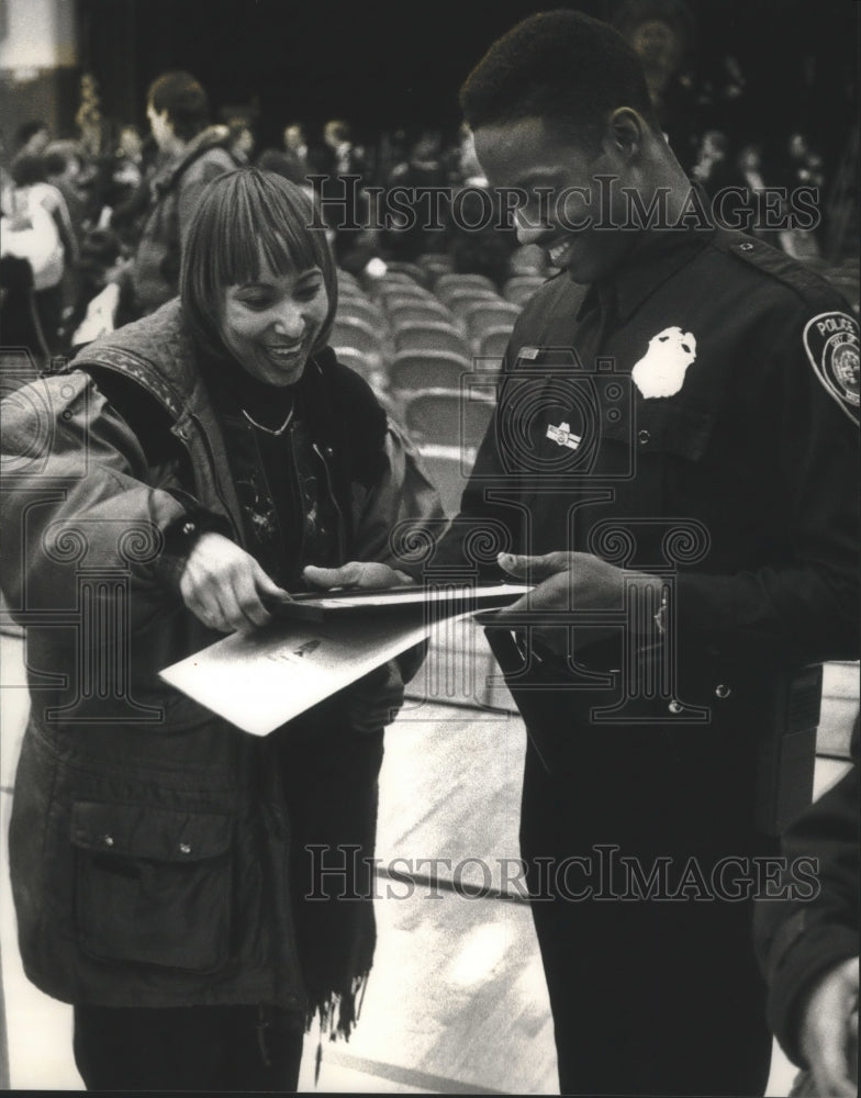 1994 Milwaukee Officer Andra Williams with fiance Kim English - Historic Images