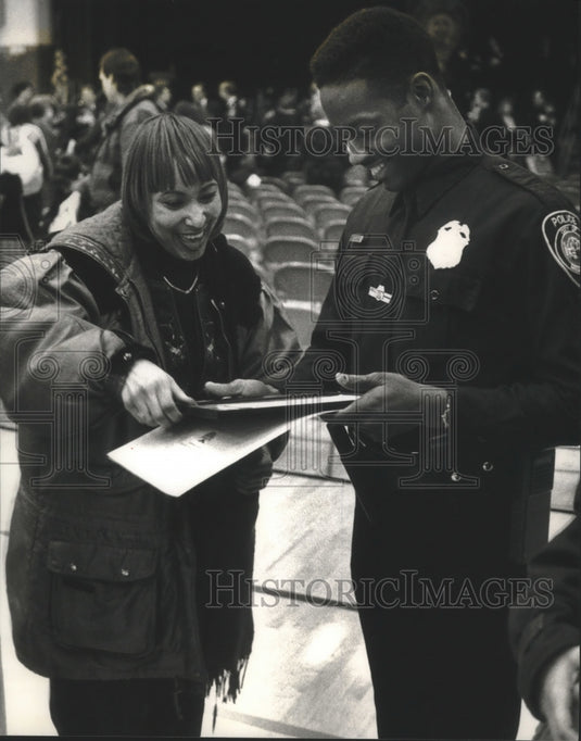 1994 Milwaukee Officer Andra Williams with fiance Kim English - Historic Images