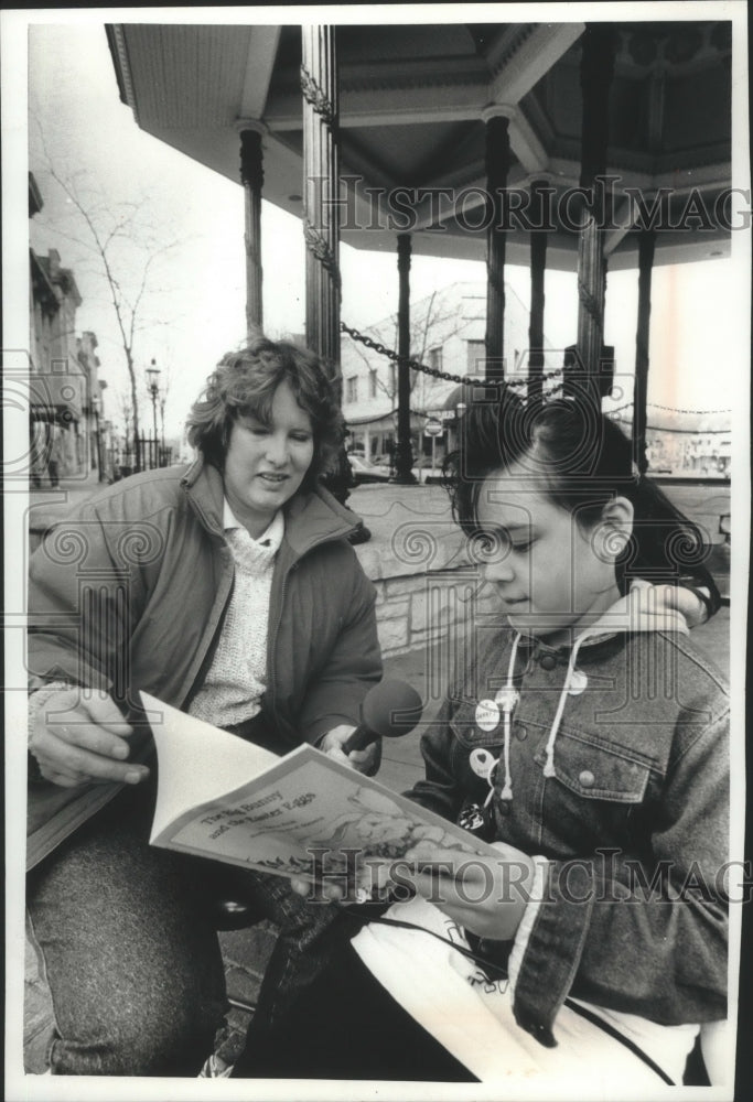 1990 Press Photo Nancy Hodge helps Melissa Arroyo read easter stories - Historic Images