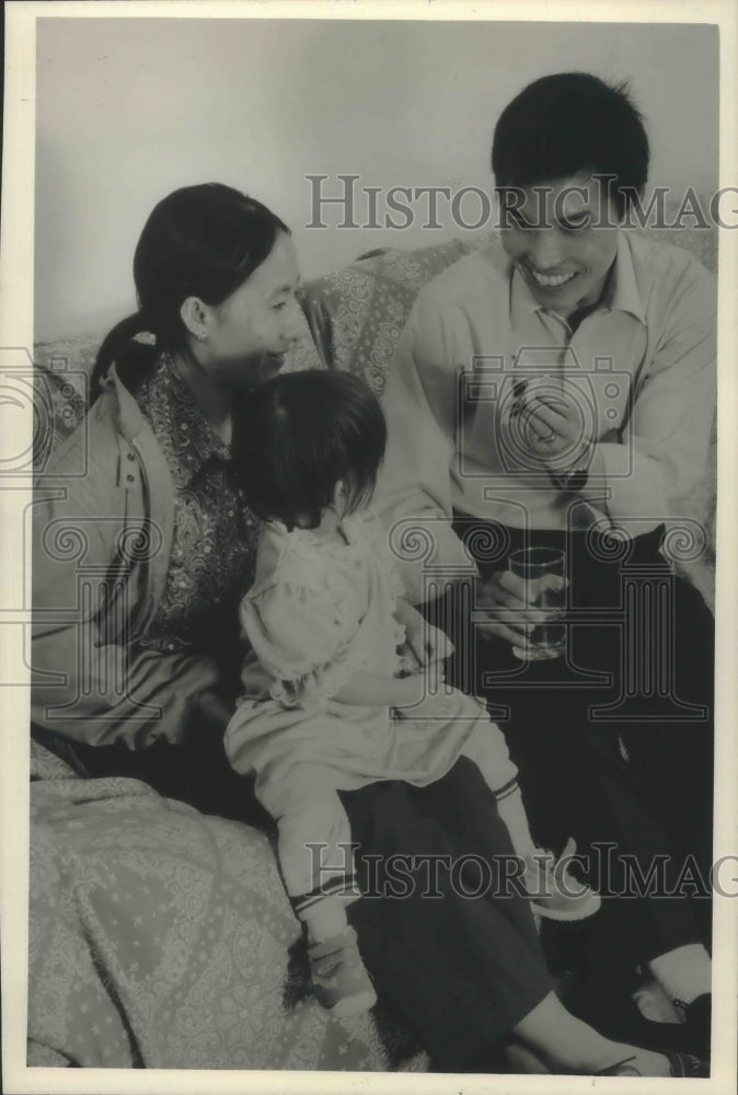 1987 Press Photo Nap Leng Xiong and his wife Chay with their daughter Phue - Historic Images