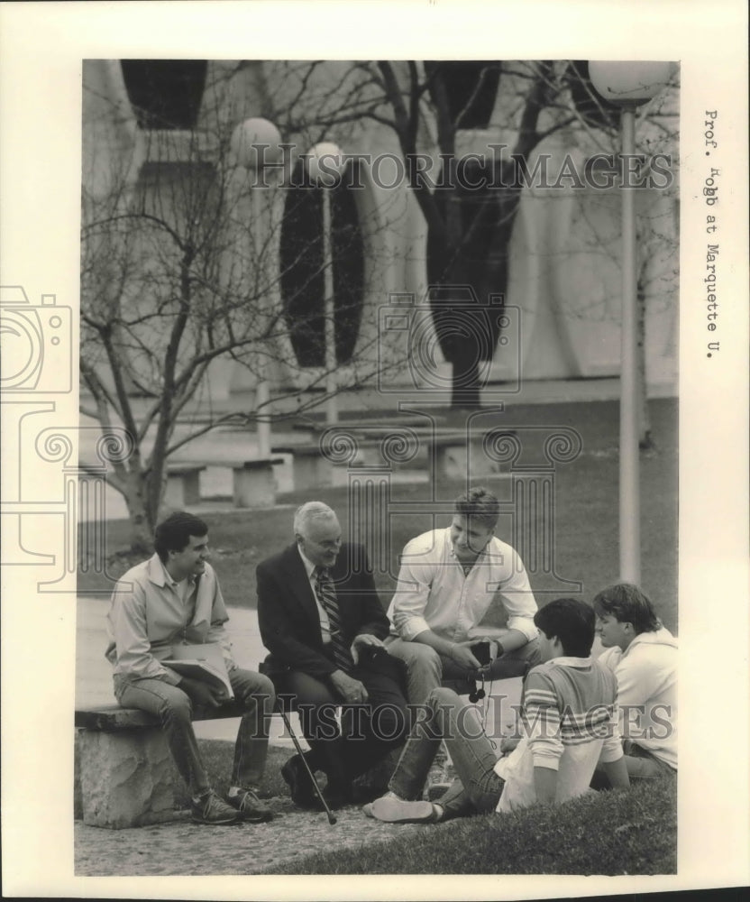 1987 Press Photo Professor Robb talking to students at Marquette University. - Historic Images
