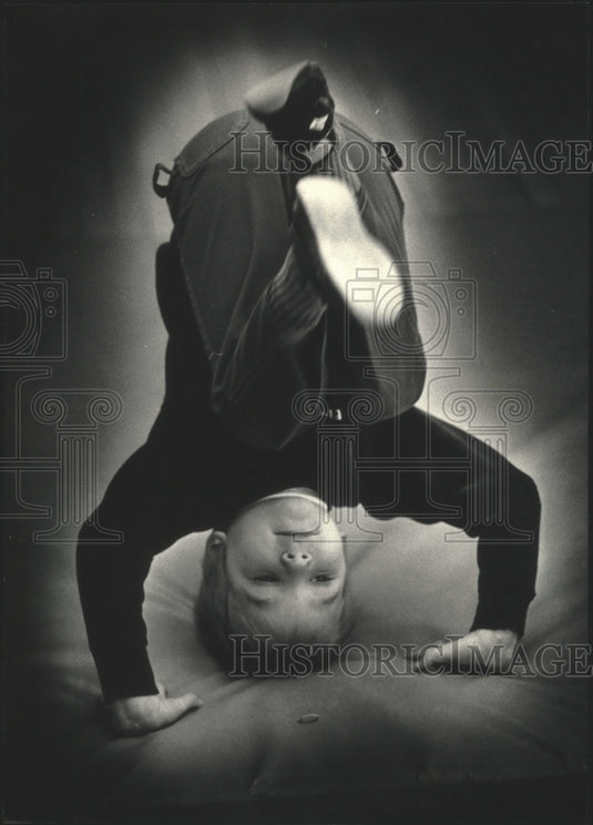 1988 Press Photo Karl Dietrich does somersault during tumbling exercise - Historic Images