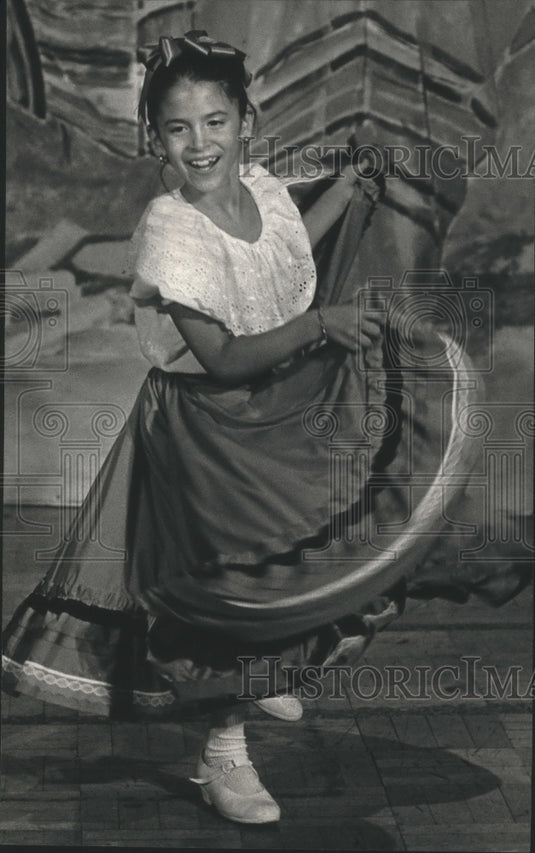 1992 Press Photo Claudia Donates prepares for a Mexican Fiesta - mjb73960 - Historic Images