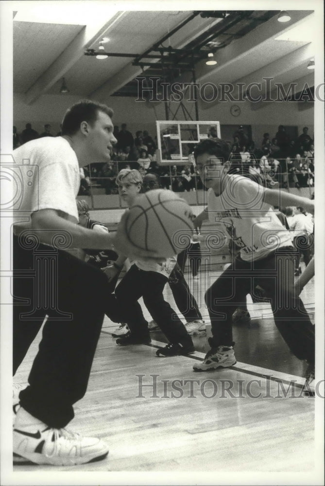 1995 Press Photo Todd Mundt, of Milwaukee Bucks operations staff - mjb73965 - Historic Images