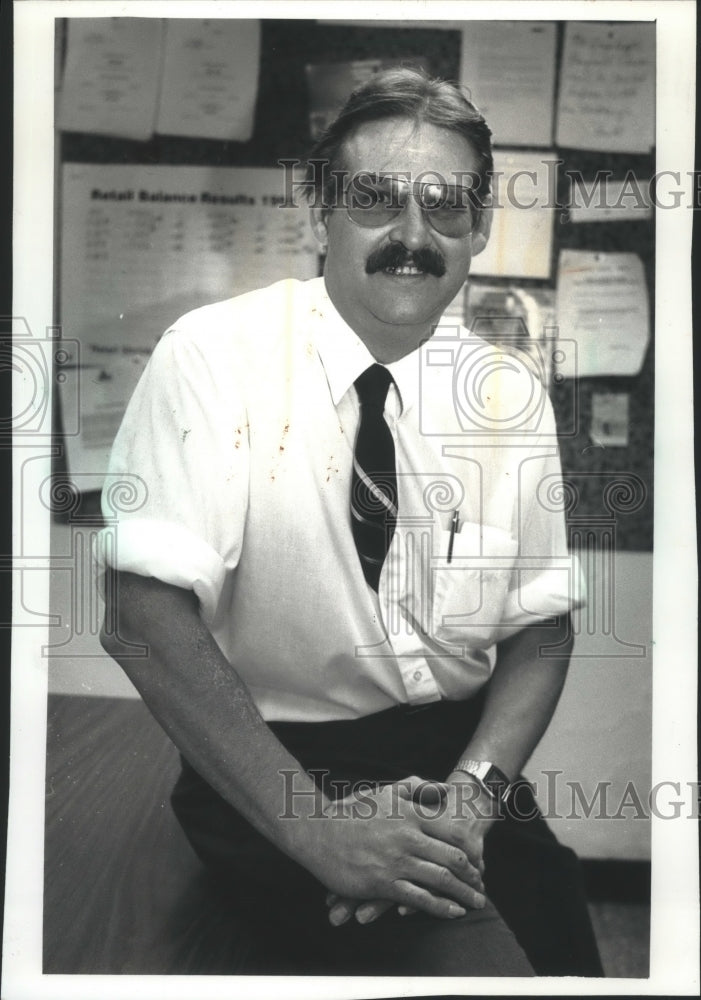 1991 Press Photo Gregg Meunchow, Wisconsin bowler, shown in his office - Historic Images