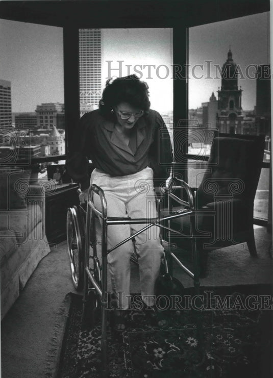 1989 Diane Matalon, has multiple sclerosis, Hyperbaric oxygen helps. - Historic Images