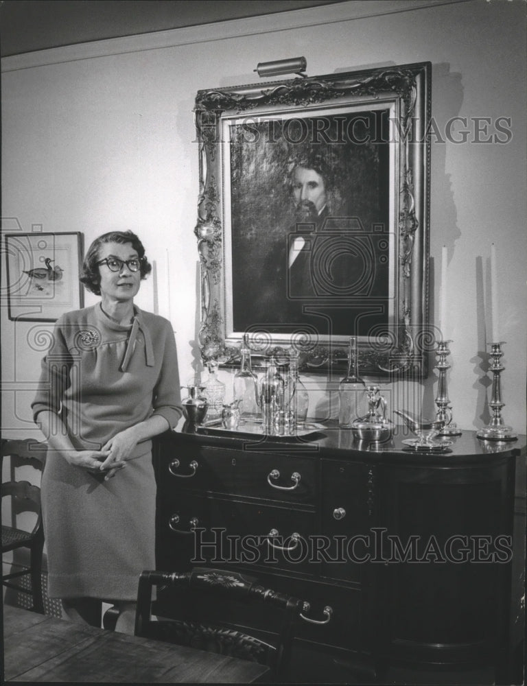1967 Press Photo Mrs. Robb with painting of her great-grandfather from Civil War-Historic Images