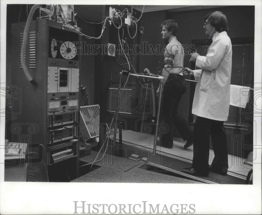1979 Carl Foster monitors John Hare at Mount Sinai Medical Center - Historic Images