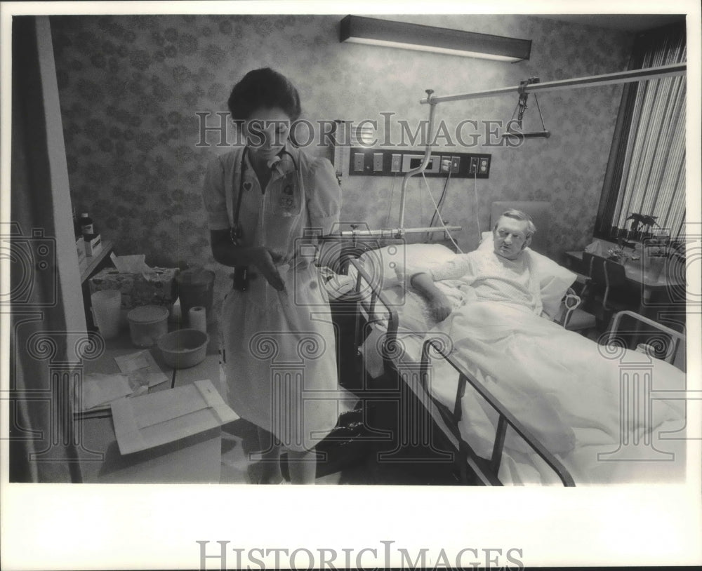 1984 Jane Russell helps Glenn Barndt Mount Sinai Medical Center - Historic Images