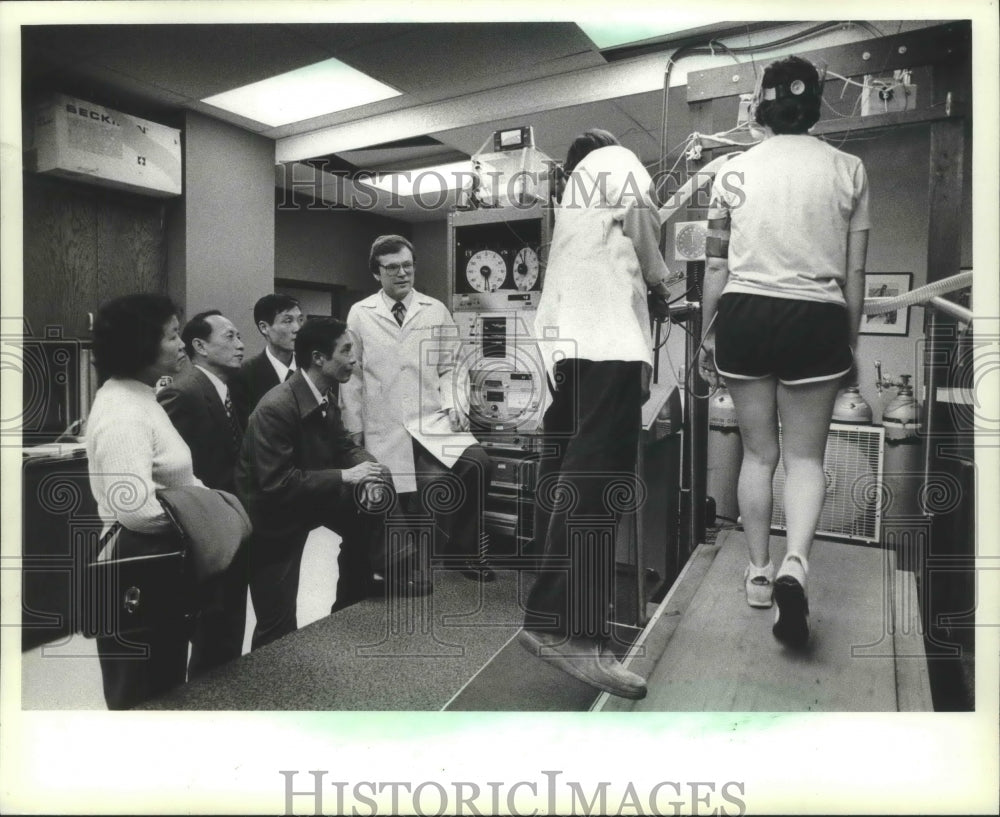 1982 Press Photo Chinese officials observe stress test at Mount Sinai Center - Historic Images