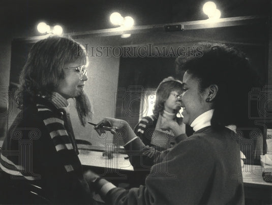1987 Press Photo Valerie Brown & Kandie Pape at Milwaukee H.S. Theater workshop - Historic Images