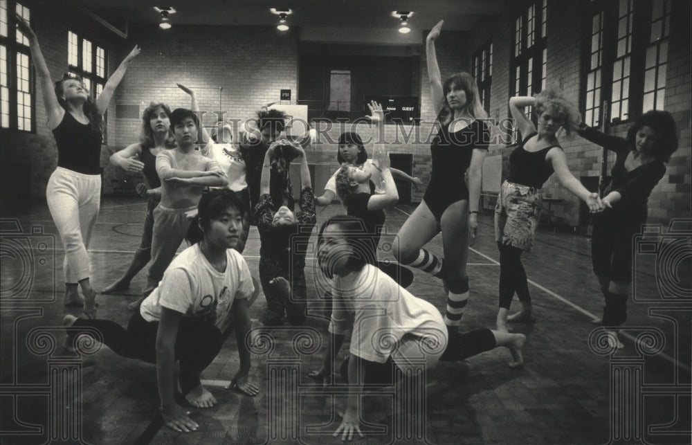 1988 Press Photo Wisconsin&#39;s Mount Mary College students in a Modern Dance Class - Historic Images