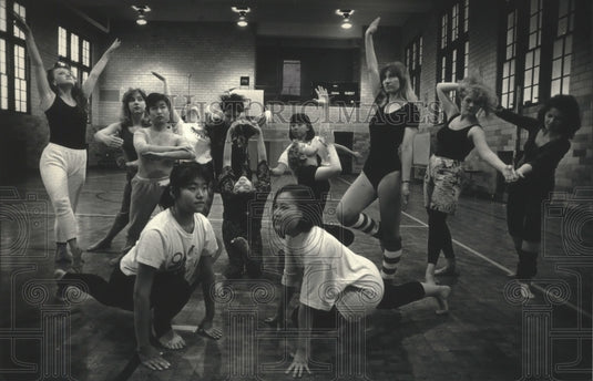 1988 Press Photo Wisconsin's Mount Mary College students in a Modern Dance Class - Historic Images