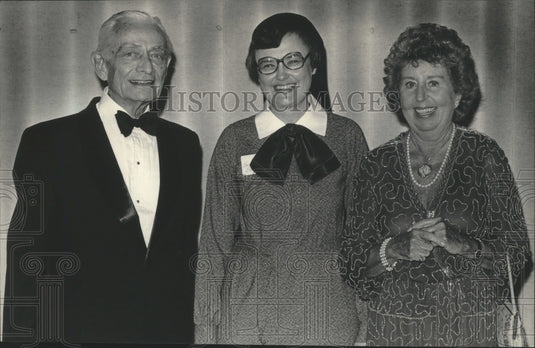 1984 Press Photo Donald Abert and other win Mount Mary College's awards - Historic Images