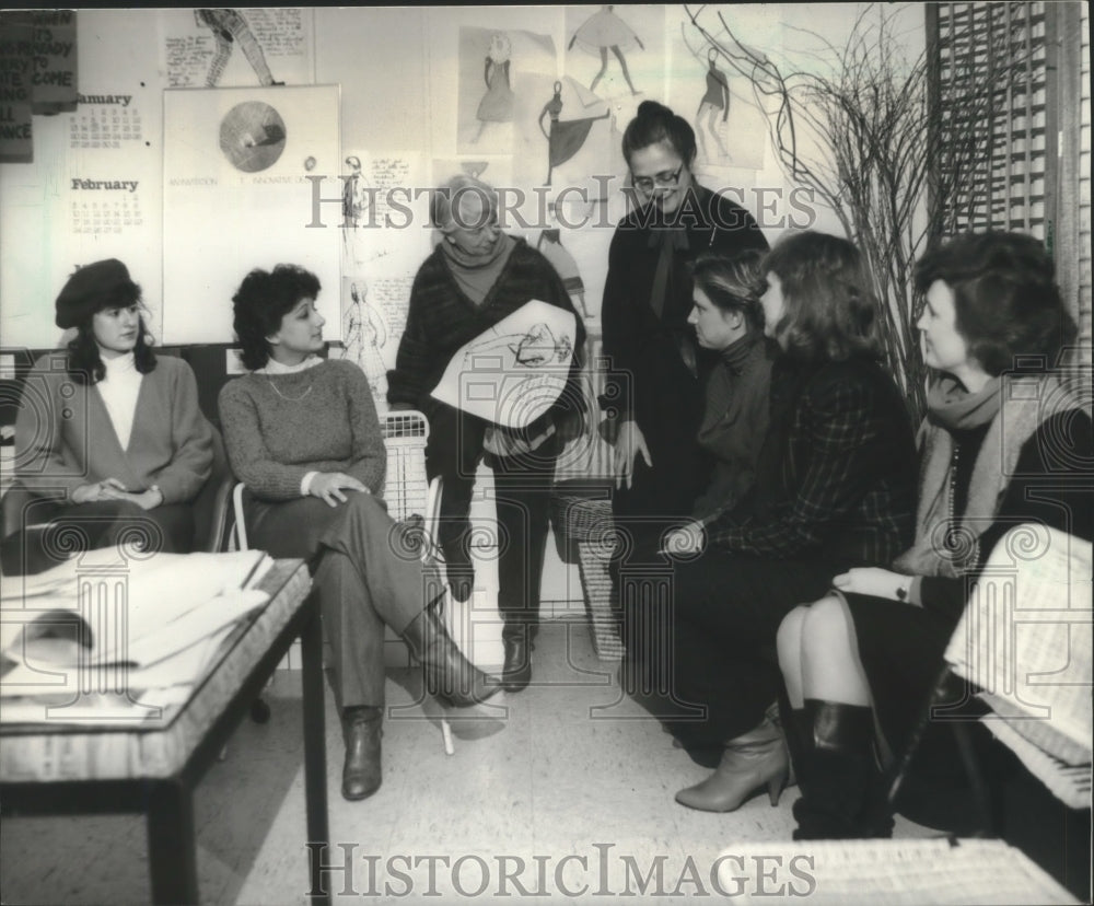 1985 Mount Mary College fashion students tour New York City designer - Historic Images