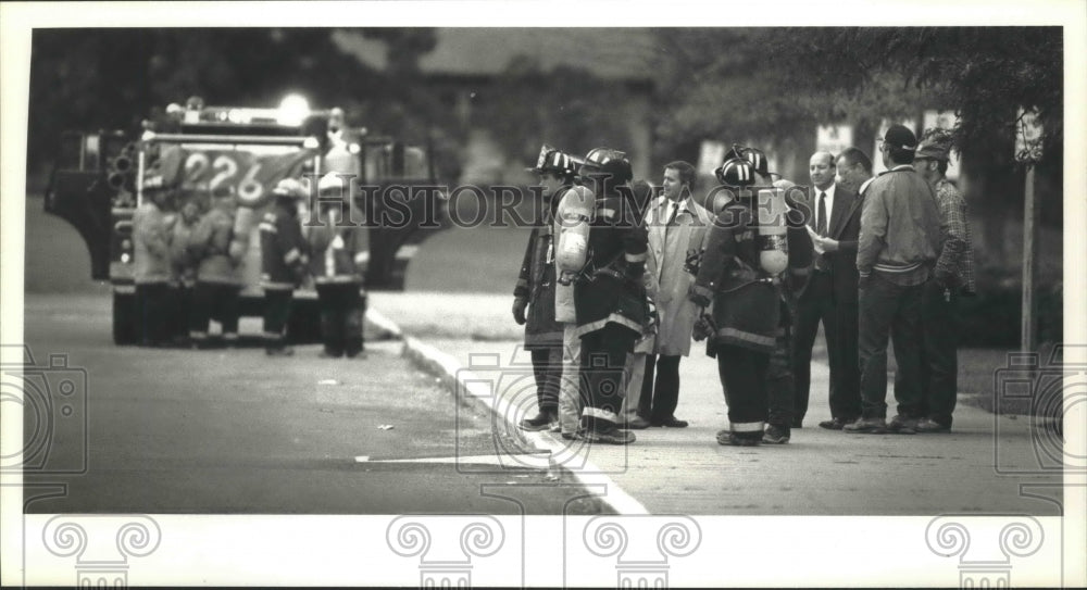 1991 Press Photo Firefighters at Mukwonago High School chemical spill, Wisconsin - Historic Images