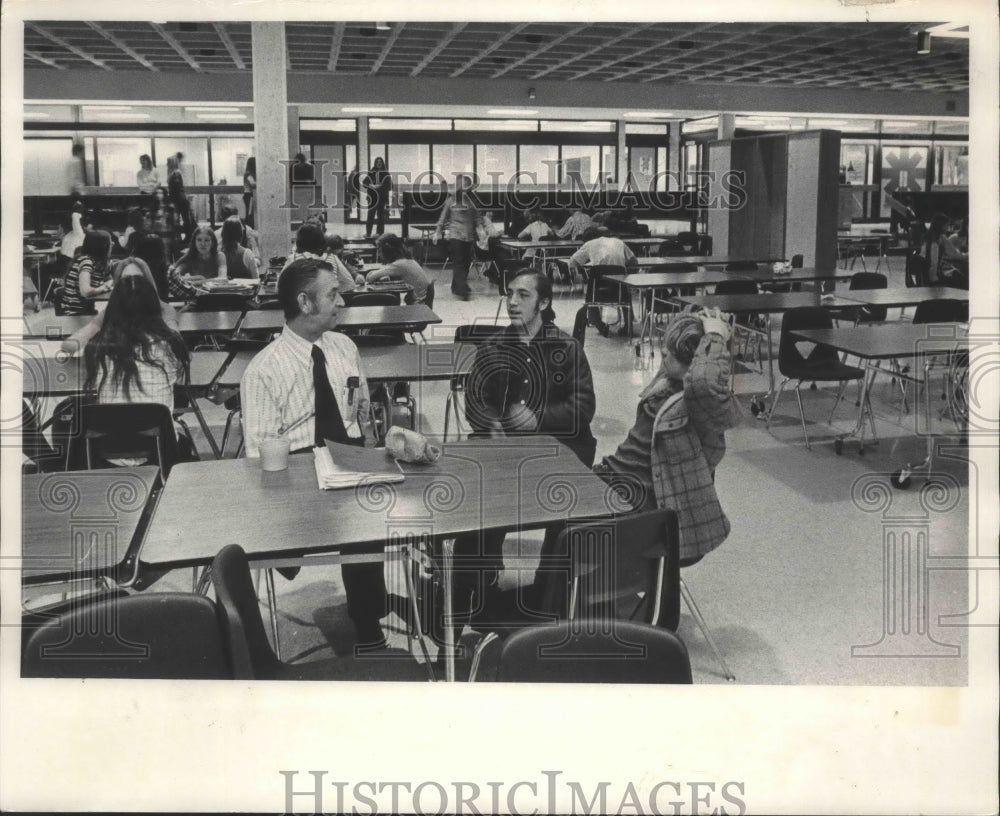 1972 Press Photo Mukwonago Senior HS math instructor with students, Wisconsin - Historic Images