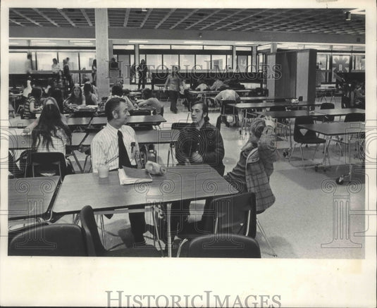 1972 Press Photo Mukwonago Senior HS math instructor with students, Wisconsin - Historic Images