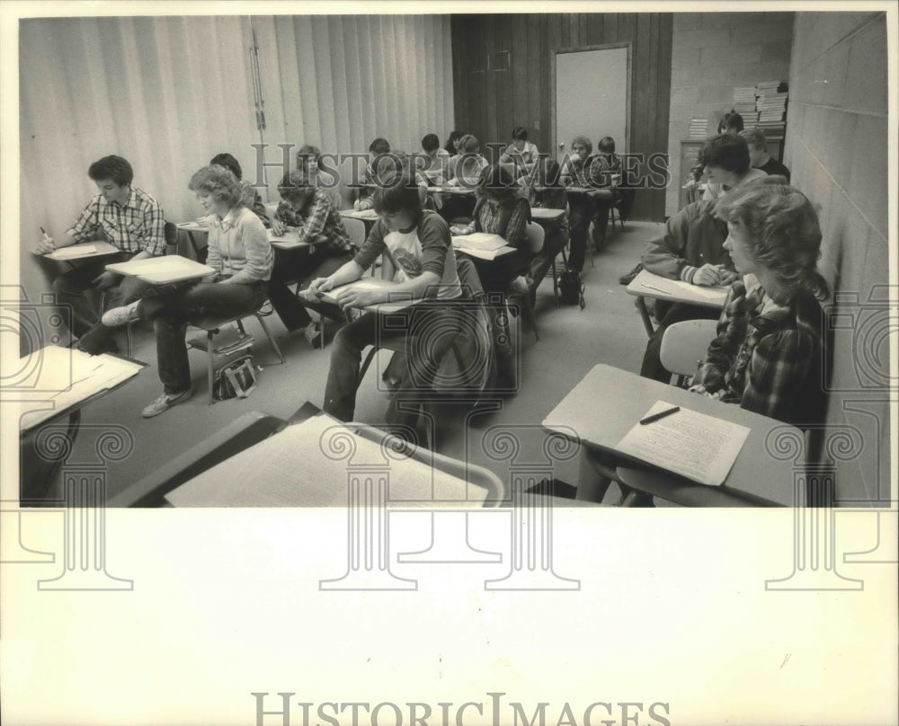 1983 Press Photo Crowded classroom at Mukwonago High School, Wisconsin - Historic Images