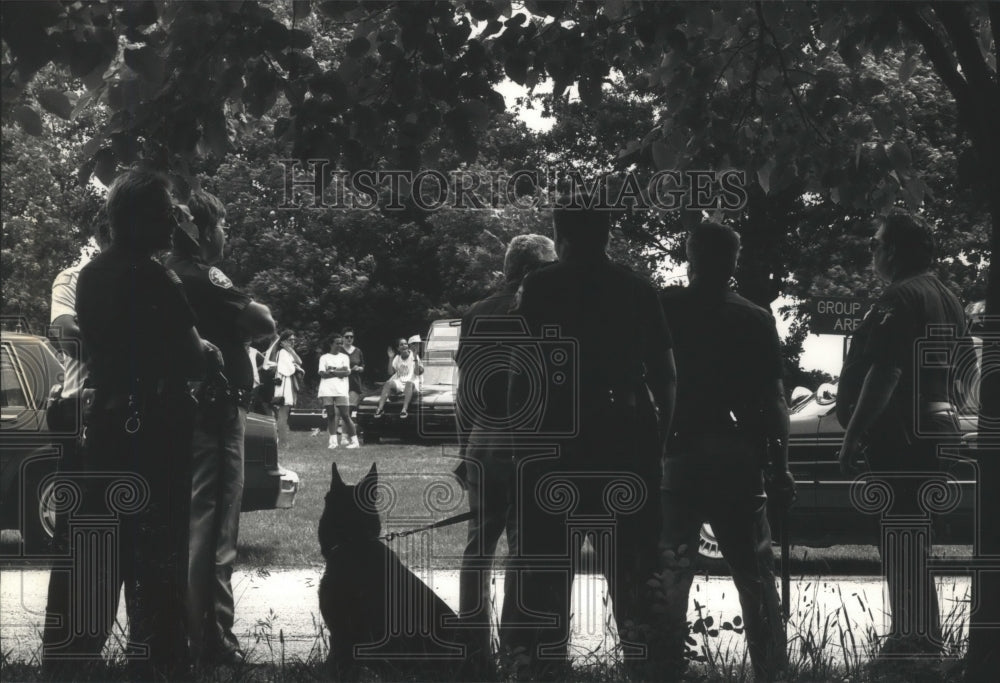 1992 Press Photo Police and Sheriff&#39;s deputies, Mukwonago County Park, Wisconsin - Historic Images