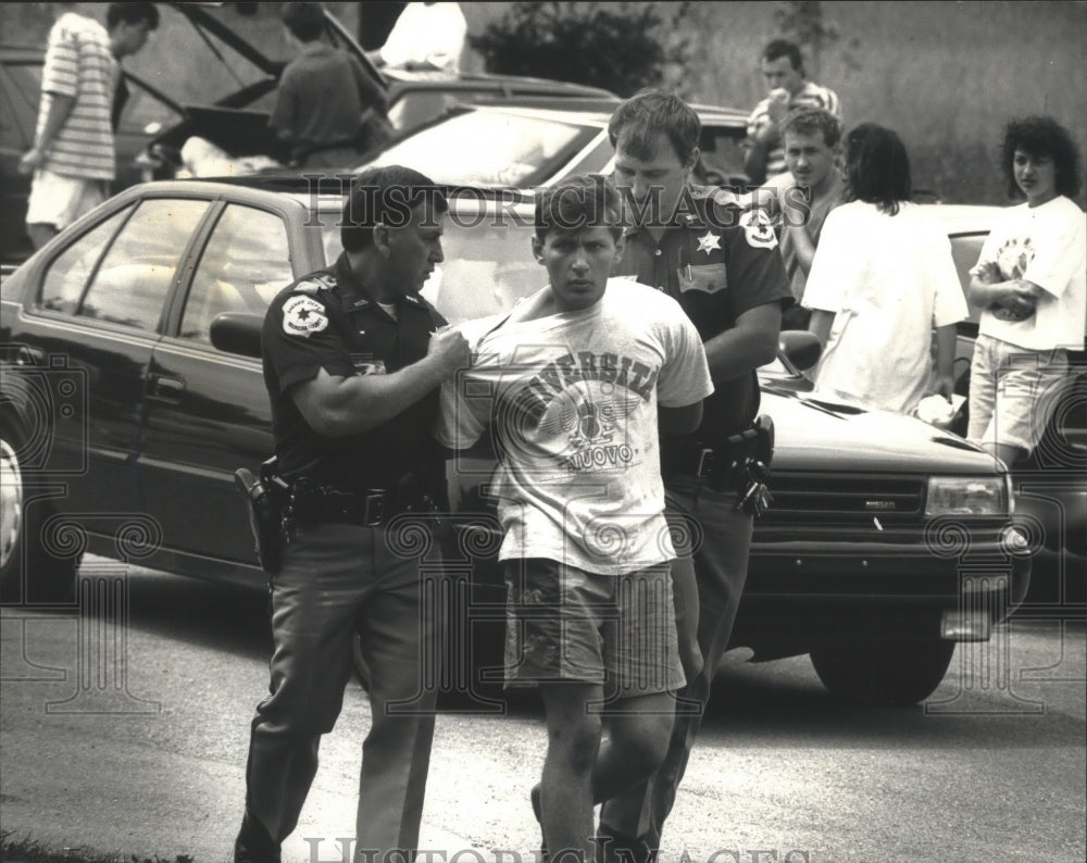 1992 Press Photo Sheriff&#39;s deputies make arrest at Mukwonago County Park, Wisc. - Historic Images
