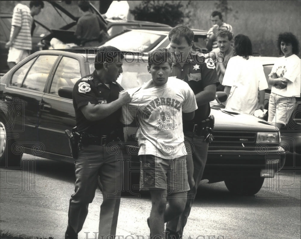 1992 Press Photo Sheriff's deputies make arrest at Mukwonago County Park, Wisc. - Historic Images