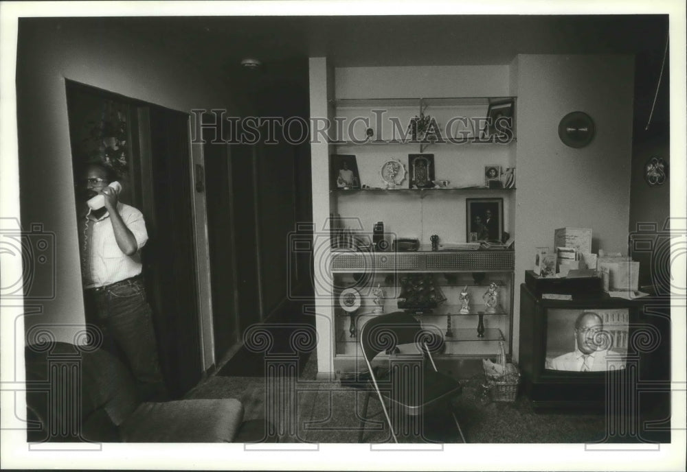 1990 Press Photo Kadhavarao Murikipudi, on the phone with a well wisher. - Historic Images