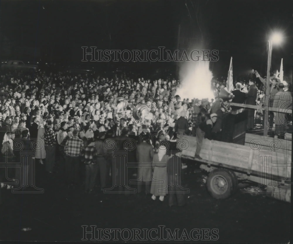 1950 Press Photo Milwaukee mass meeting &amp; bonfire in Dessert park, Wisconsin