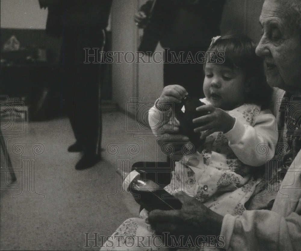 1993 Press Photo Waukesha&#39;s Antonia Melendes, 93, with great grandchild Emily - Historic Images