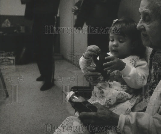 1993 Press Photo Waukesha's Antonia Melendes, 93, with great grandchild Emily - Historic Images