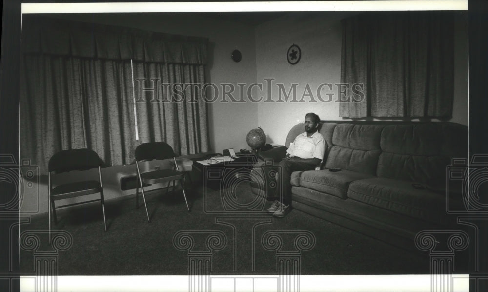 1990 Press Photo Modhavarao Murikipudi watching the news - mjb74210 - Historic Images