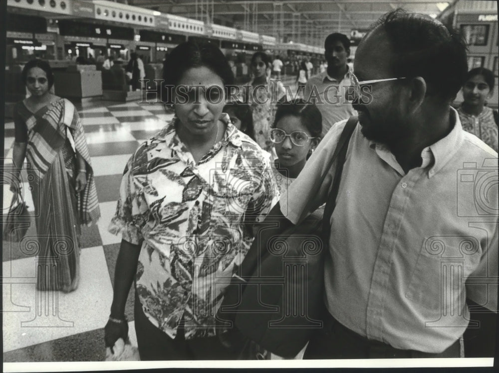 1990 Madhavarao Murikipudi carries wife&#39;s bags at O&#39;Hare airport-Historic Images