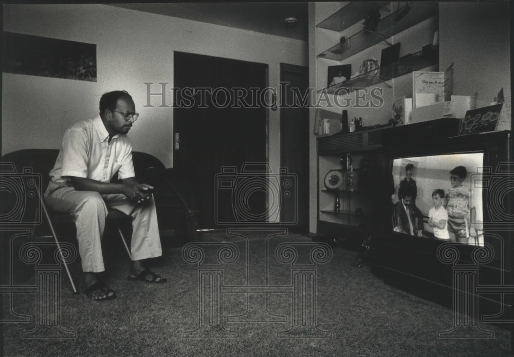 1990 Press Photo Rao Murikipudi watches for news about family held in Iraq - Historic Images