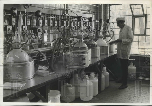 1977 Arno Dill, lab technician at Mosinee Research Corporation - Historic Images