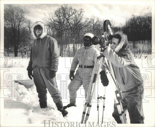 1971 Press Photo Paul Moynihan and others taking film in the mountains-Historic Images