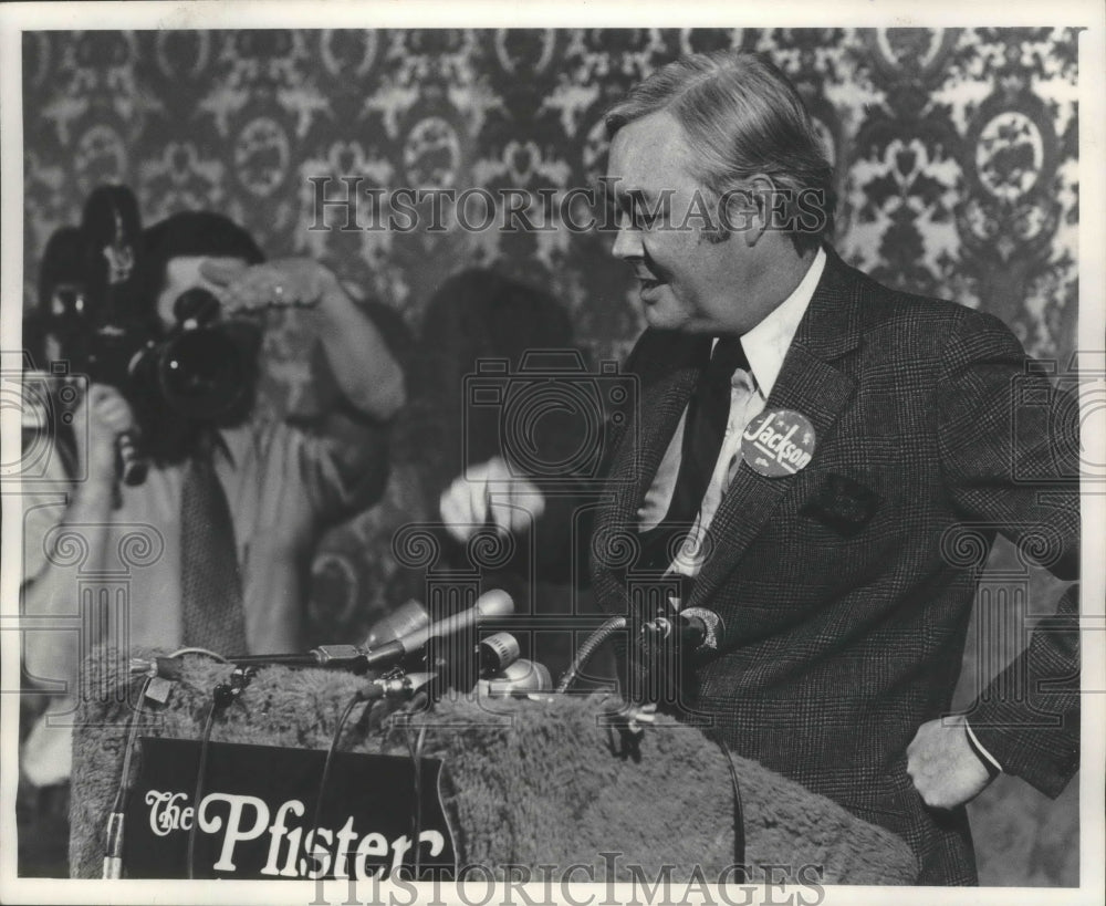 1976 Press Photo Daniel P. Moynihan at the Pfister in Milwaukee - mjb74267 - Historic Images