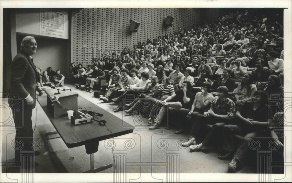 1976 Former UN Ambassador Daniel P. Moynihan speaks at Marquette Unv-Historic Images