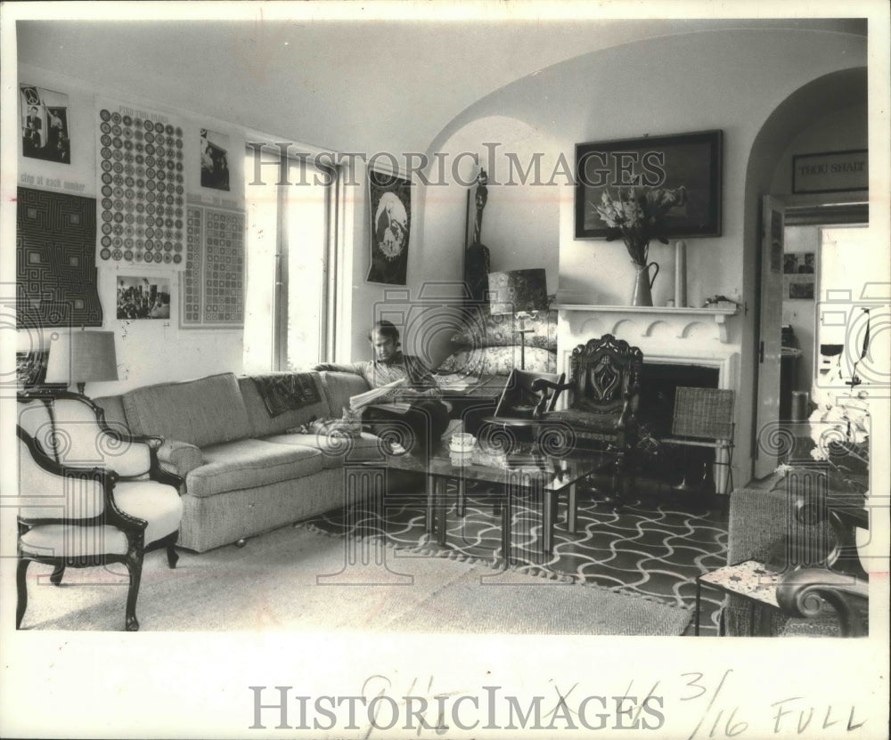 1971 Press Photo Stewart Mott in &quot;fraternity house ornate&quot; living room - Historic Images