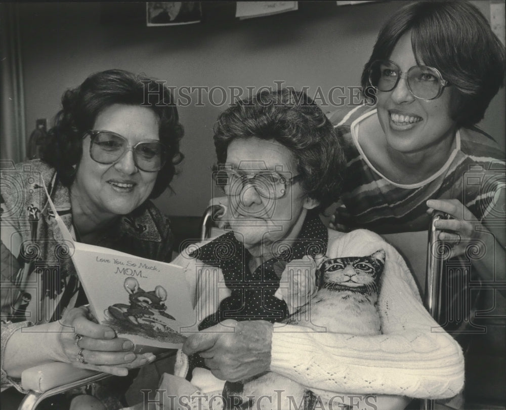 1984 Press Photo 3 generations celebrate Mother&#39;s Day. Mt Carmel Nursing Home - Historic Images
